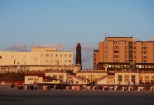 Zwischen den Hotels und Kurkliniken schaut der Leuchtturm hervor