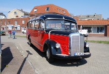 Mit diesem alten Omnibus machen wir unsere Inselrundfahrt