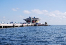 Die Pier in St. Petersburg, mit der umgefallenen Pyramide