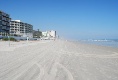 Langsam cruisen wir am Strand entlang