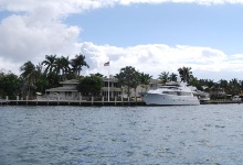 Manche Leute parken ihre Yacht direkt vor dem Haus