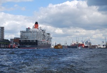 Die Queen Elizabeth liegt am Kreuzfahrtterminal St. Pauli