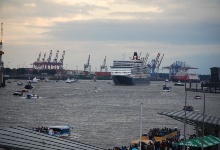 Vorbei am Containerhafen...