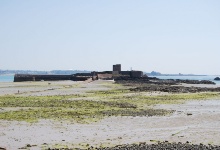 ... man kann zu Fuß zum kleinen Castle