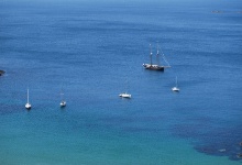 Einige Boote machen in der Bucht eine Rast