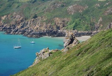 Boote liegen vor dem Strand