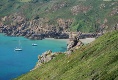 Boote liegen vor dem Strand