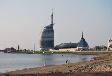 Die Havenwelten und ganz vorne das Weserstrandbad