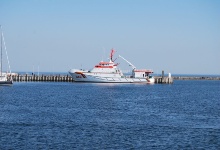 Der Rettungskreuzer wartet um anderen zu helfen