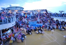 Auf dem Pooldeck, warten auf die Poolparty