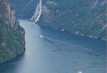 Winzig klein sehen die Boote aus
