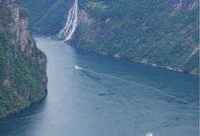 Winzig klein sehen die Boote aus