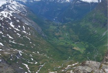 Oben auf dem Dalsnibba - unten in der Ferne das Fjord