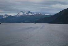 Auf dem Weg nach Geiranger, durch das Strofjord. Voraus fährt die Delphin.