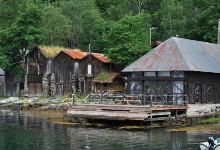 Ein paar alte Häuser in Geiranger