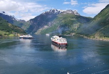 Die Delphin fährt ab, die Minerva liegt vor Anker und die Hurtigruten ist gerade angekommen