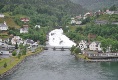 Das ist Hellesylt, geteilt durch Fluß und Wasserfall