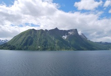 Fjord, Berg, Wolke und Schnee