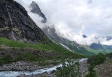 Wolken ziehen durch das Tal - auf dem Weg zu den Trollstiegen