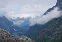 Der Blick nach Åndalsnes, in der Ferne die AIDAluna