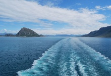Mit großer Fahrt geht es aus dem Fjord