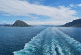 Mit großer Fahrt geht es aus dem Fjord