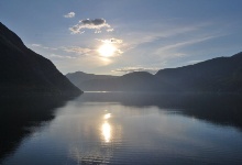 Schön wie sich Sonne und Wolken im Wasser spiegeln