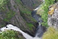 Von oben kann man den Wasserfall in die Tiefe stürzen sehen