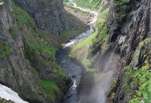 Von beiden Seiten fällt ein Wasserfall