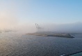 Der Morgennebel liegt über dem Hamburger Hafen