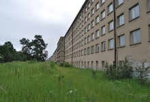 Viele Fenster an einem langen Haus