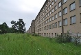 Viele Fenster an einem langen Haus