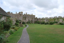 Im Innenhof von Manobier Castle