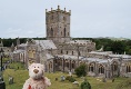 Ich vor der Kathedrale von St. Davids. Zum Glück regnet es gerade nicht!