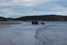 Boote werden aus dem Wasser geholt