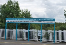 Das Bahnhofsschild in Llanfairpwllgwyngyllgogerychwyrndrobwllllantysiliogogogoch