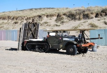 Komische Autos fahren hier am Strand rum